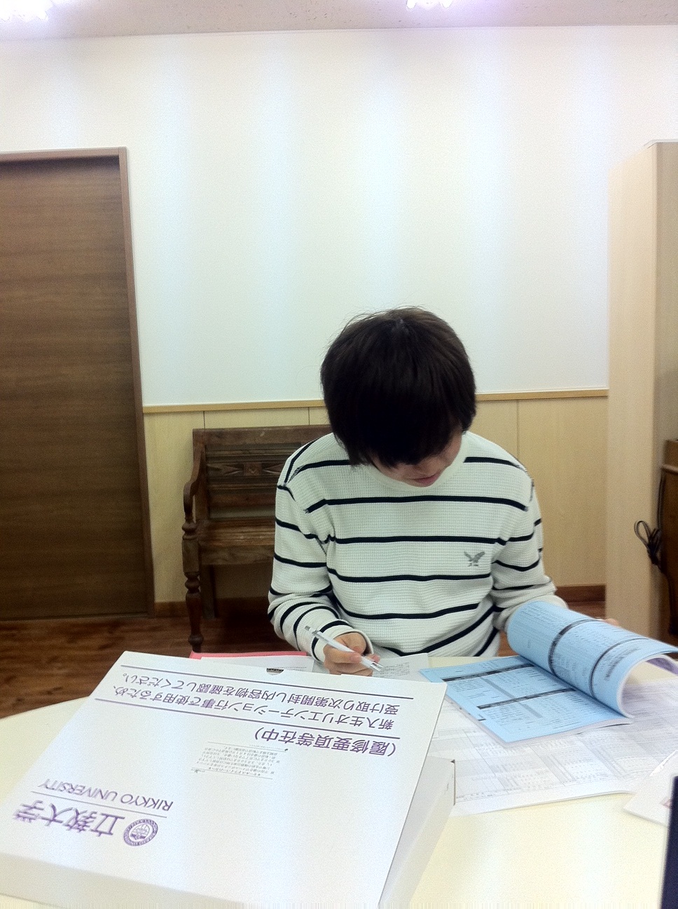履修に悩む学生の写真